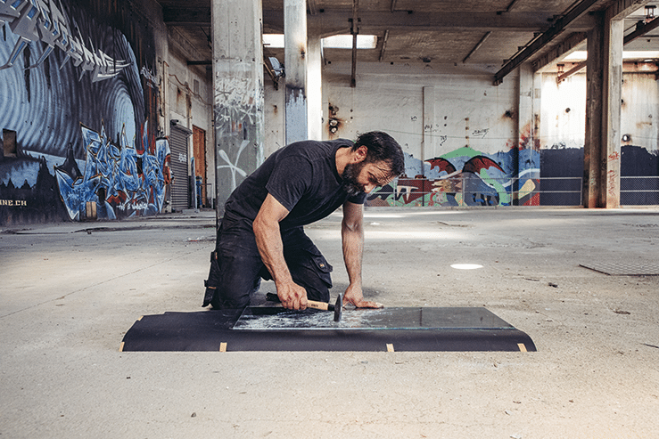 Simon Berger en plein sculpture sur verre.